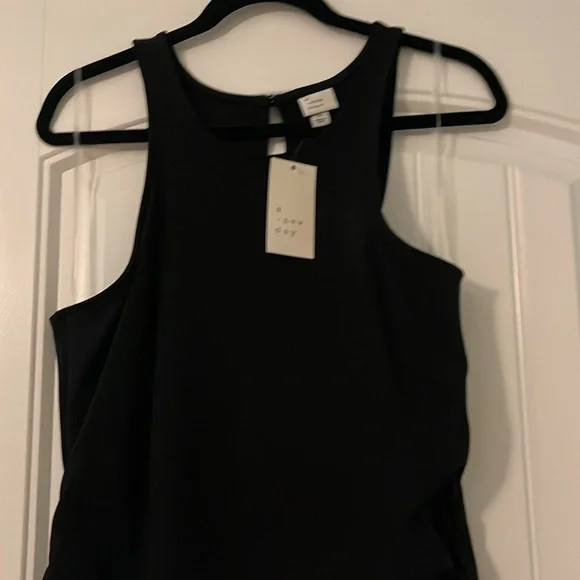 NWT black fitted dress sleeveless cinching on the side - Picture 4 of 8